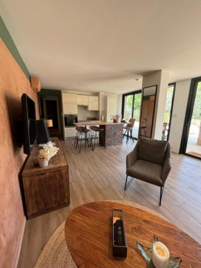 Adorable Appartement de 60 m2 avec terrasse privée de 100m2 -lumineux - calme et verdure à 10 min de la mer